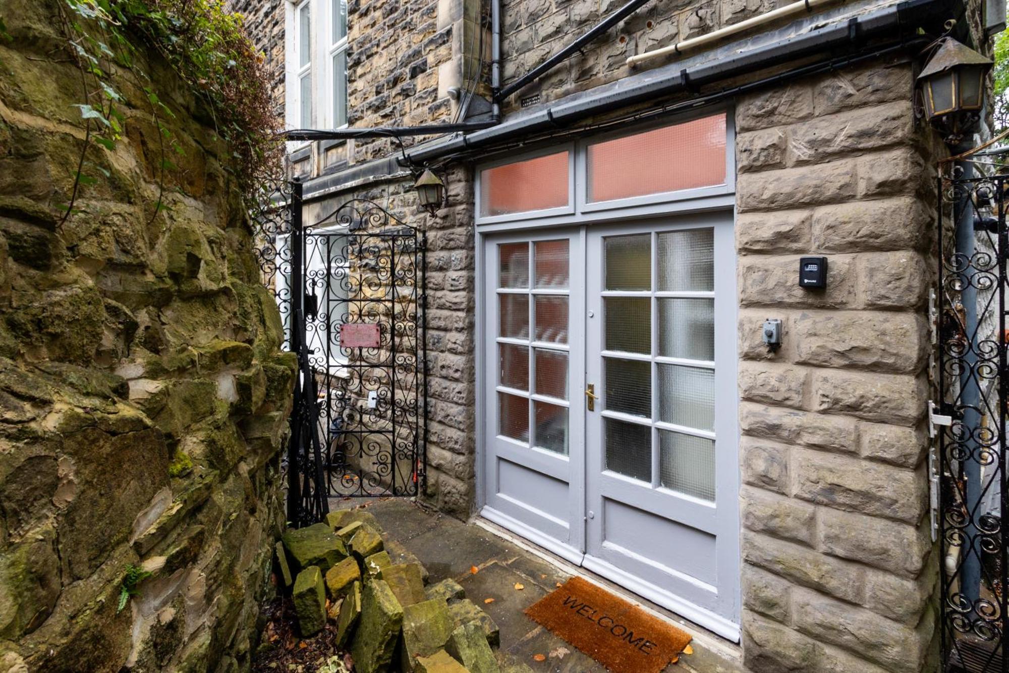 Spacious 3 Bedroom Ground Floor Apartment - 10 Mins From City Centre Leeds  Exterior foto